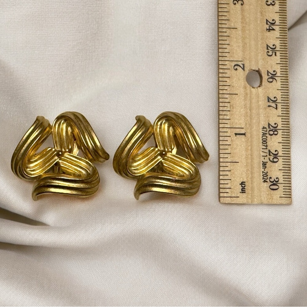 Vintage Elegant Matte Gold-Toned Women's Clip On Earrings - Picture 3 of 4